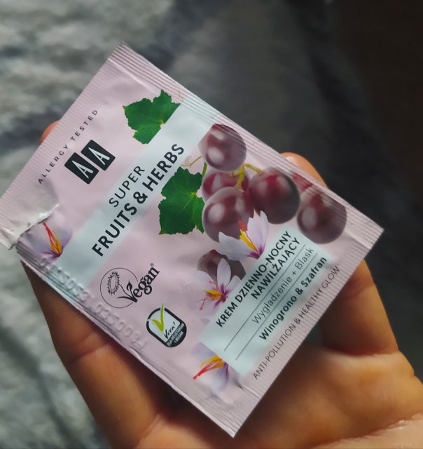 AA Super Fruits & Herbs, Krem do twarzy, Nawilżający, Wygładzenie + Blask, Winogrono & Szafran