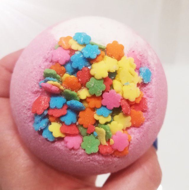 Isana Kula do kąpieli z niespodzianką, Gwiazdki 