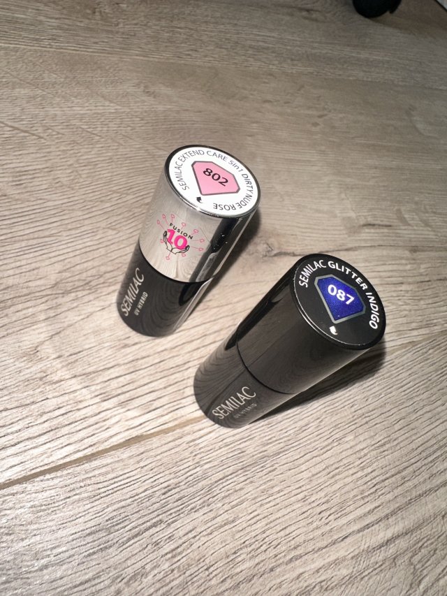 Lakier hybrydowy w kolorze Glitter Indygo