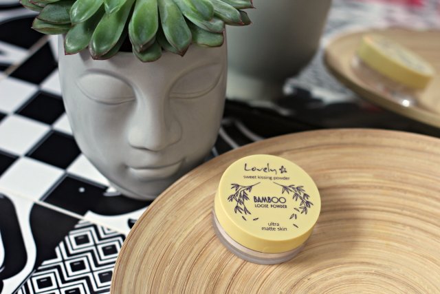 Lovely Sweet Kissing Powder Loose Powder Ultra Matte Skin, Puder do twarzy, Bambusowy