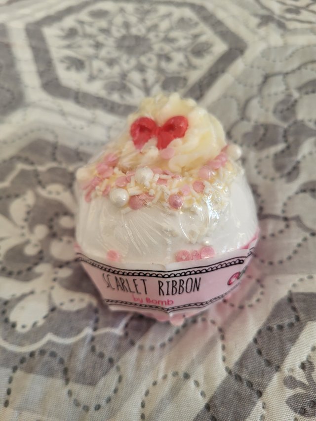 Bomb Cosmetics Babeczka do kąpieli, Scarlet Ribbons