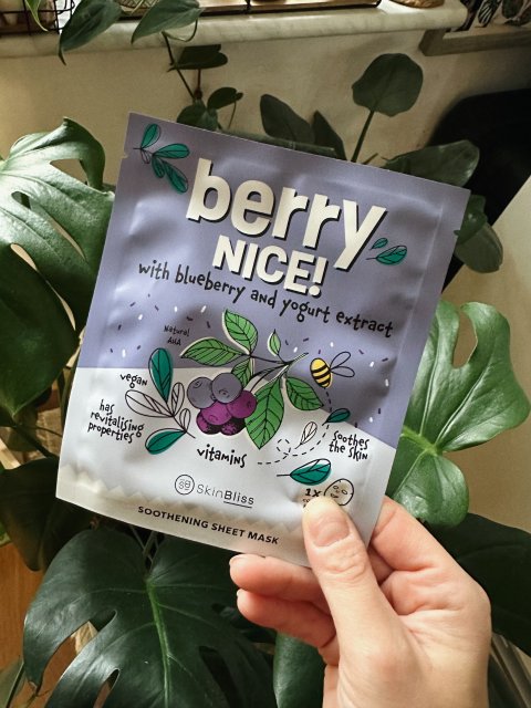 Dayes Europe B.V Maska do twarzy w płacie, Berry Nice!, Z wyciągiem z jagód i jogurtem, Zmiękczanie i rewitalizacja