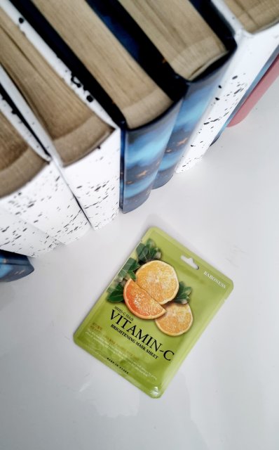 Maseczka na tkaninie z witaminą C