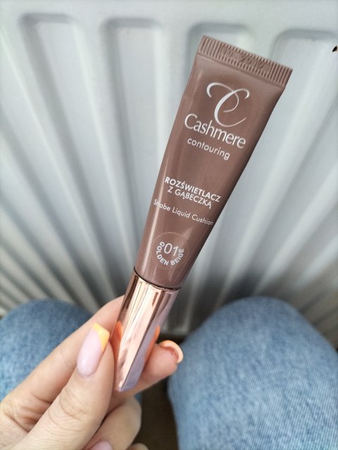 Cashmere Rozświetlacz do twarzy z gąbeczką, Contouring, nr 01 Golden Beige