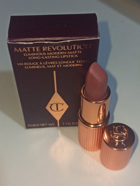 Charlotte Tilbury Pomadka do ust, Matte Revolution, kolor Pillow Talk