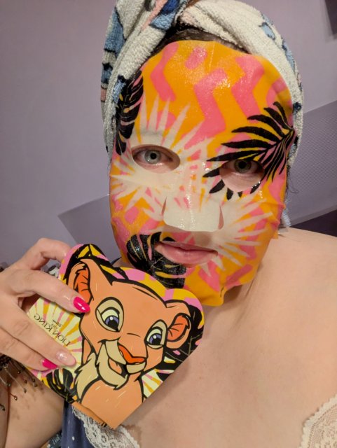 Topbrands Europe B.V. Disney, The Lion King, Maseczka do twarzy w płachcie, Nala, Oczyszczająca z ekstraktem z liści pachnotki