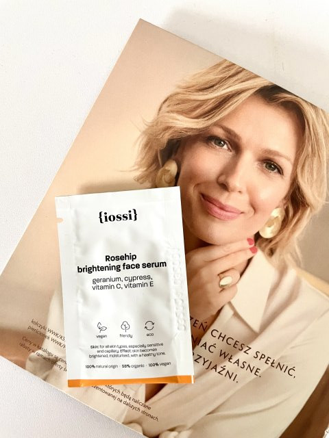 Iossi, rozświetlające serum do twarzy z dziką różą, geranium i cyprysem