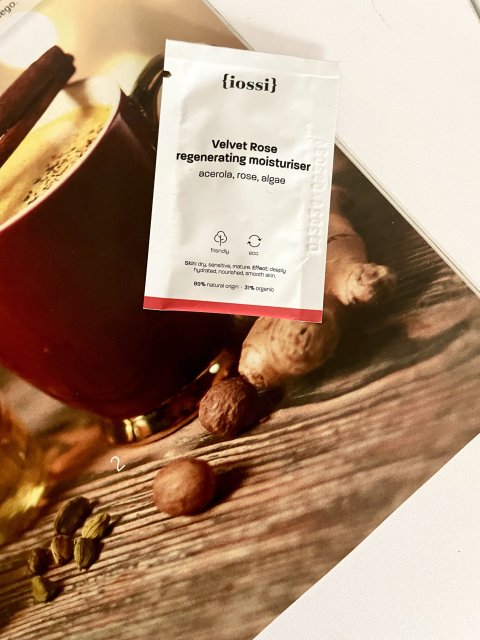 Regenerująco-nawilżający krem do twarzy z acerolą, dziką róża i algami, Iossi 