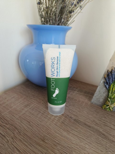 Avon Foot Works, Peeling do stóp, Z drobinkami łupin orzechów włoskich