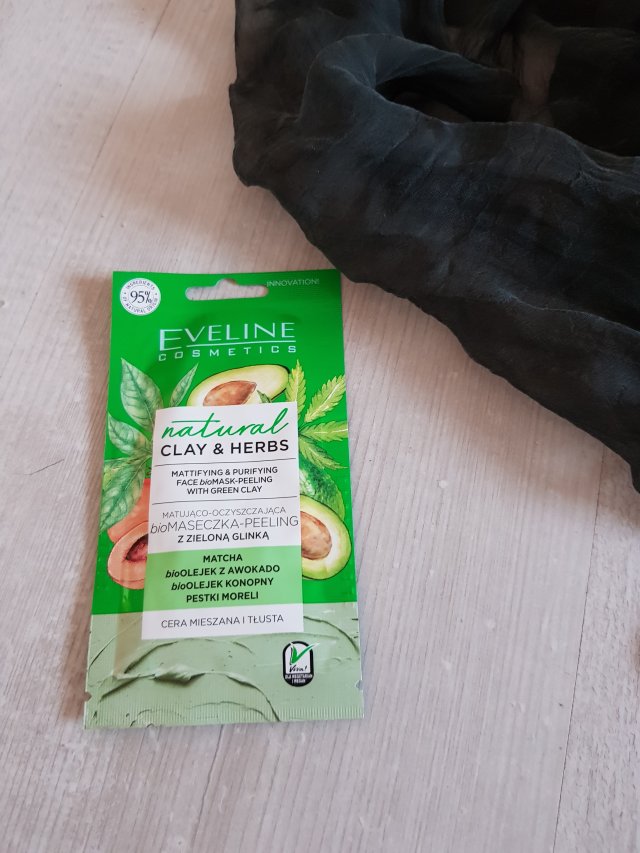 Eveline Natural Clay & Herbs, Maseczka do twarzy, Matująco-oczyszczająca bio-maseczka-peeling z zieloną glinką, Cera mieszana i tłusta