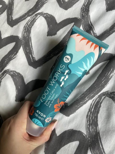 Avon Foot Works, Krem do stóp, Zmiękczający zrogowacenia i odciski, Z kwasami AHA