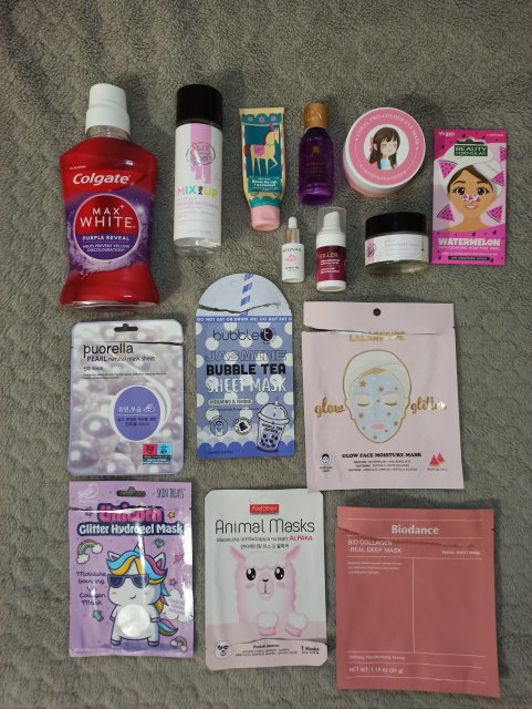 Denkowanie część druga :) Grudzień, kosmetyki w świątecznych opakowaniach lub w świątecznych kolorach: czerwonym, zielonym i złotym 