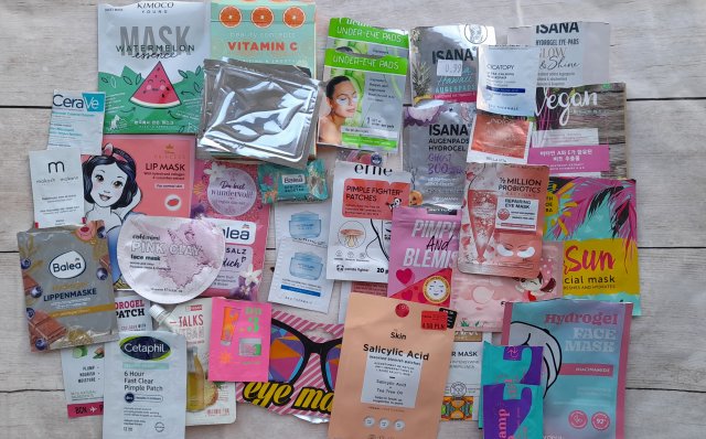 Denkowanie część druga :) Grudzień, kosmetyki w świątecznych opakowaniach lub w świątecznych kolorach: czerwonym, zielonym i złotym 