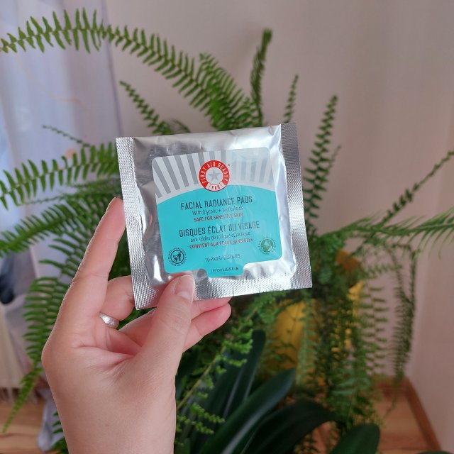 First Aid Beauty Płatki do twarzy, Facial Radiance Pads, Rozświetlające.