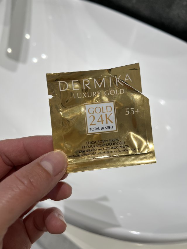 Denkowanie część druga :) Grudzień, kosmetyki w świątecznych opakowaniach lub w świątecznych kolorach: czerwonym, zielonym i złotym 