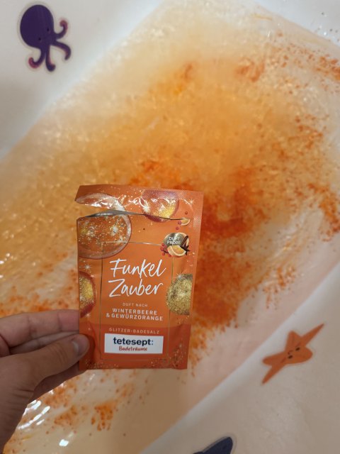 Denkowanie część druga :) Grudzień, kosmetyki w świątecznych opakowaniach lub w świątecznych kolorach: czerwonym, zielonym i złotym 