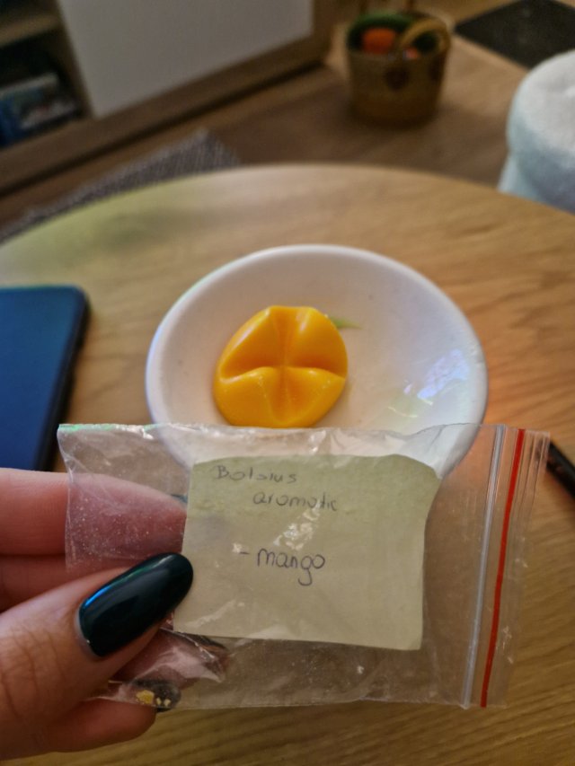 Denkowanie część druga :) Grudzień, kosmetyki w świątecznych opakowaniach lub w świątecznych kolorach: czerwonym, zielonym i złotym 