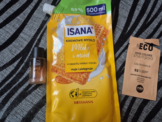 Denkowanie część druga :) Grudzień, kosmetyki w świątecznych opakowaniach lub w świątecznych kolorach: czerwonym, zielonym i złotym 