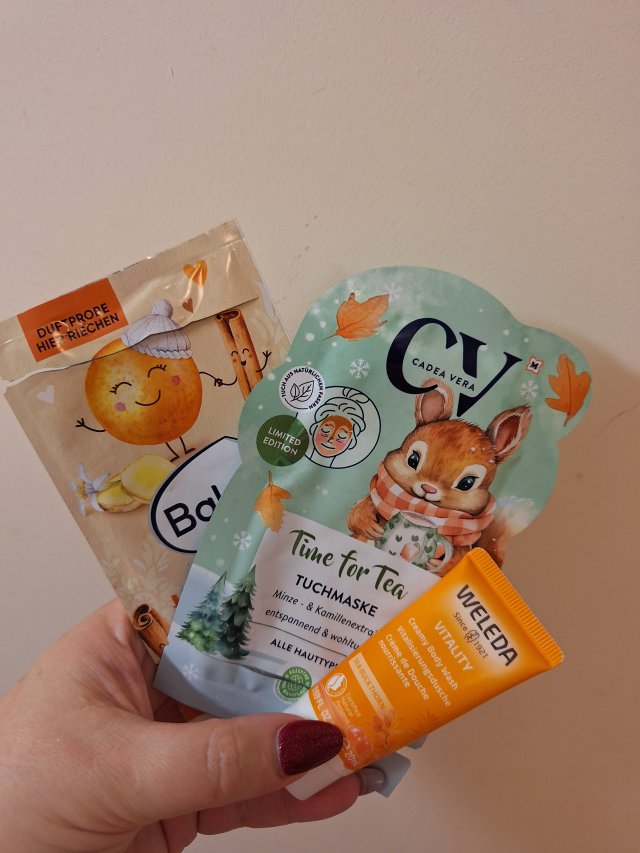 Denkowanie część druga :) Grudzień, kosmetyki w świątecznych opakowaniach lub w świątecznych kolorach: czerwonym, zielonym i złotym 