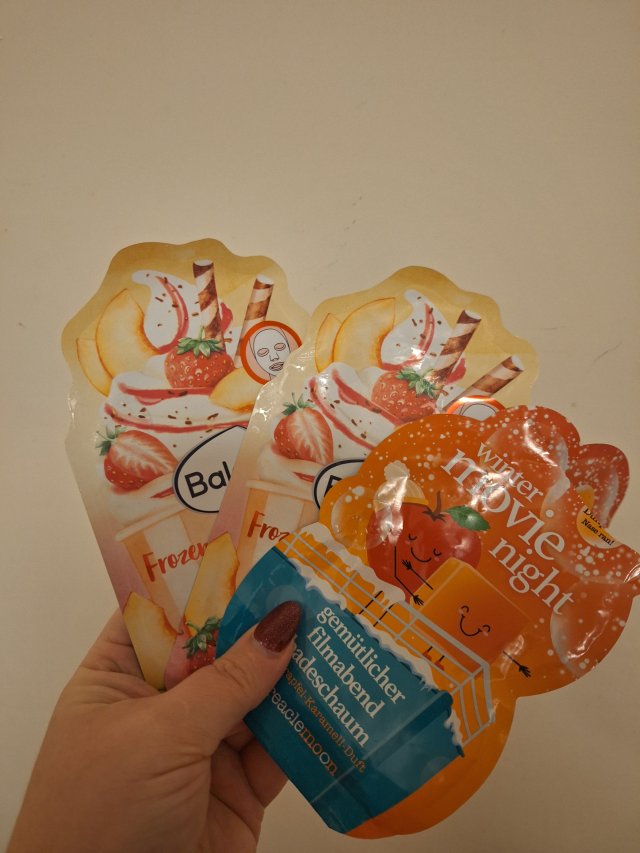 Denkowanie część druga :) Grudzień, kosmetyki w świątecznych opakowaniach lub w świątecznych kolorach: czerwonym, zielonym i złotym 