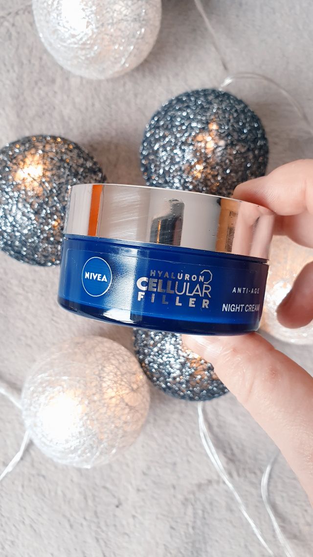 krem na noc od Nivea z serii Hyaluron CELLULAR Filler. 