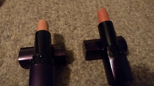 Dwie szminki od marki Avon.