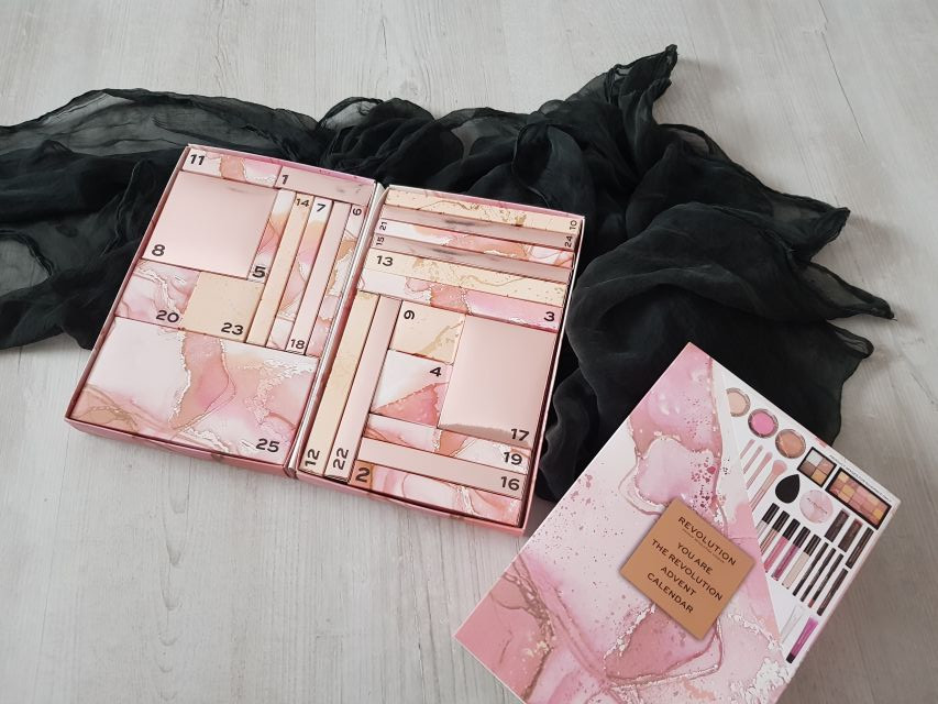 Makeup Revolution Kalendarz adwentowy 2021, 25 elementów 