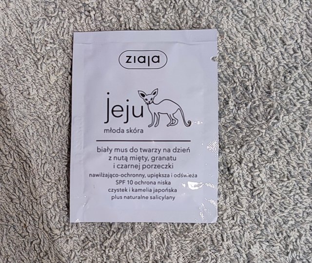 Ziaja Jeju, Młoda skóra, Biały mus do twarzy, Na dzień, Z nutą mięty, granatu i czarnej porzeczki, Nawilżająco-ochronny, SPF 10
