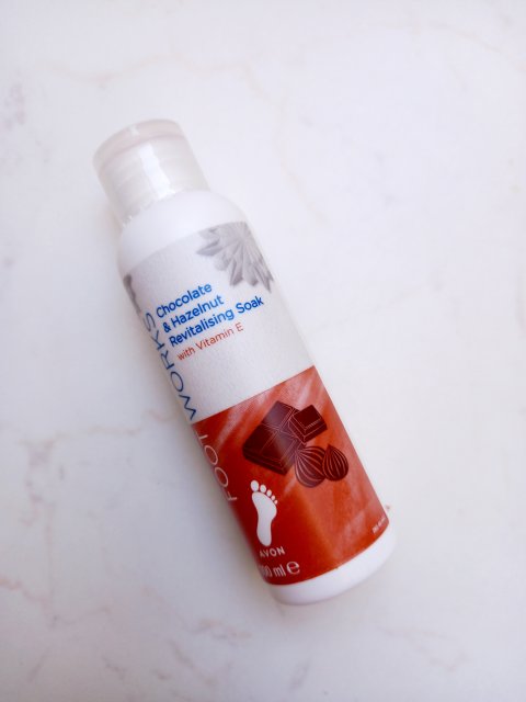 Avon Foot Works, Płyn do kąpieli stóp, Rewitalizujący, Z witaminą E, Czekolada z orzechami