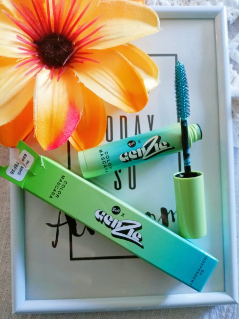 Niebieski tusz do rzęs 