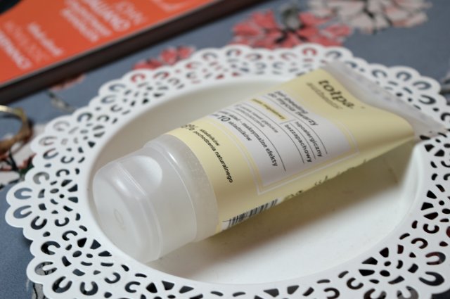 żel-peeling do mycia twarzy 