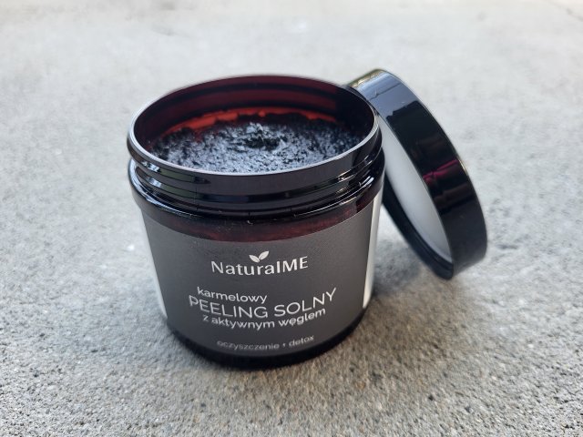 NaturalME Peeling solny, Karmelowy, Z aktywnym węglem