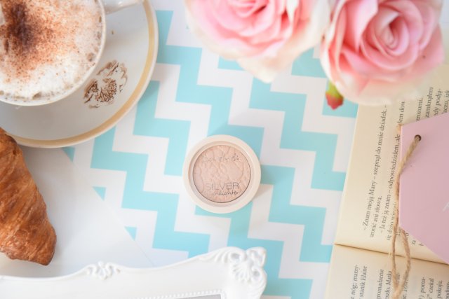 Lovely Silver Highlighter, rozświetlacz do twarzy o chłodnym odcieniu