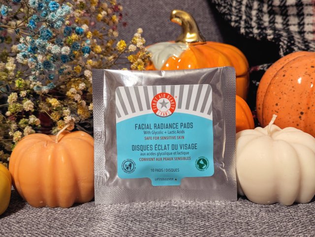 First Aid Beauty Płatki do twarzy, Facial Radiance Pads, Rozświetlające