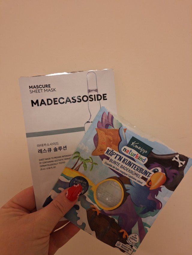 Denkowanie część druga :) Grudzień, kosmetyki w świątecznych opakowaniach lub w świątecznych kolorach: czerwonym, zielonym i złotym 