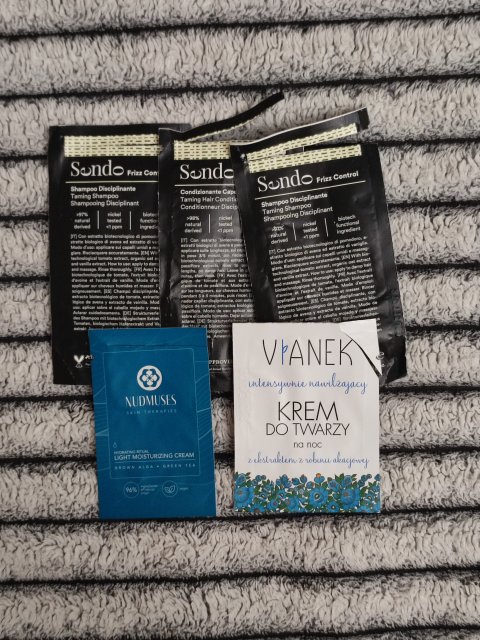 Denkowanie część druga :) Grudzień, kosmetyki w świątecznych opakowaniach lub w świątecznych kolorach: czerwonym, zielonym i złotym 