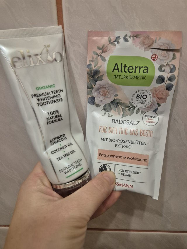 Denkowanie część druga :) Grudzień, kosmetyki w świątecznych opakowaniach lub w świątecznych kolorach: czerwonym, zielonym i złotym 