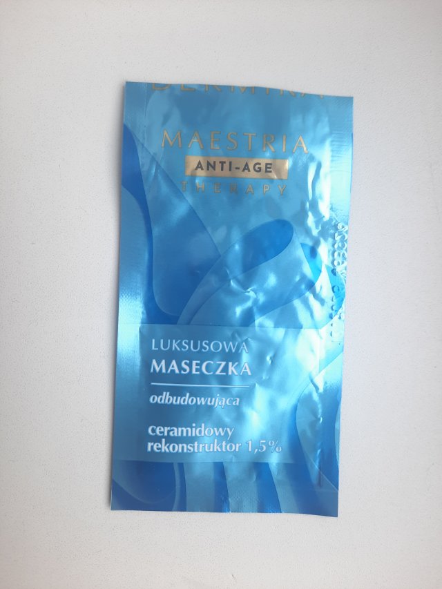 Denkowanie część druga :) Grudzień, kosmetyki w świątecznych opakowaniach lub w świątecznych kolorach: czerwonym, zielonym i złotym 