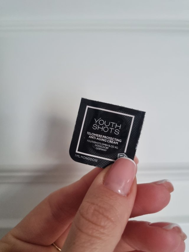 Denkowanie część druga :) Grudzień, kosmetyki w świątecznych opakowaniach lub w świątecznych kolorach: czerwonym, zielonym i złotym 