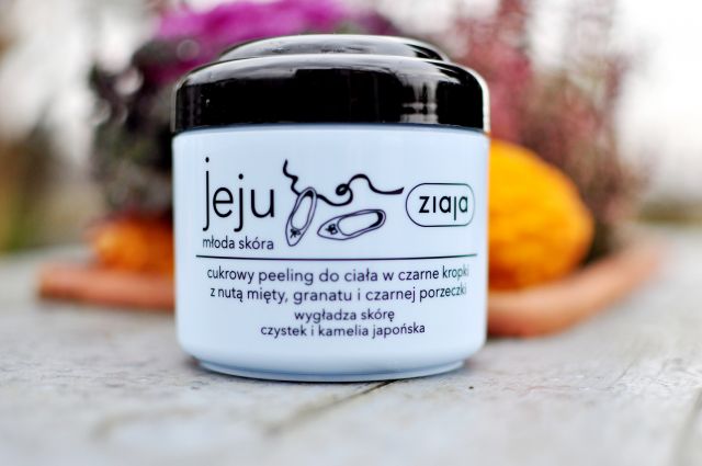 Ziaja Jeju, Młoda skóra, Peeling do ciała, W czarne kropki, Cukrowy