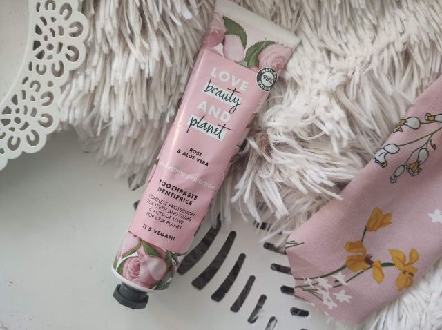 Love Beauty and Planet Pasta do zębów, Rose & Aloe Vera