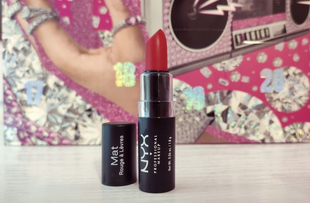 Szminka NYX, Perfect Red