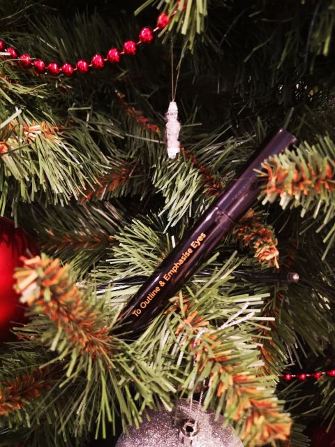 Constance Carroll Eyeliner, Precision Black, W pisaku