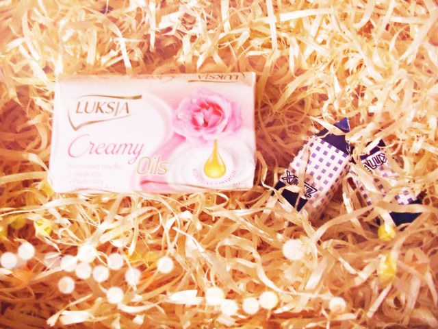 Luksja Creamy, Mydło w kostce, Oils, Płatki róży i witaminy A + E