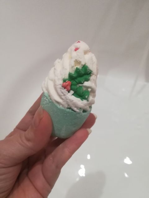 Bomb Cosmetics Babeczka do kąpieli, Jolly Holly