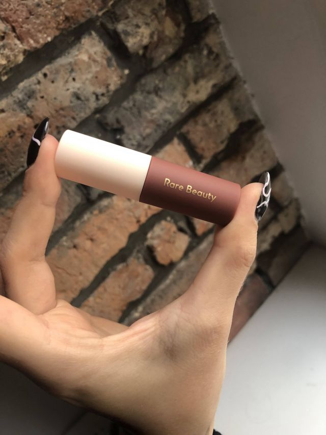 Rare Beauty Matowa pomadka Lip Soufflé - Fearless