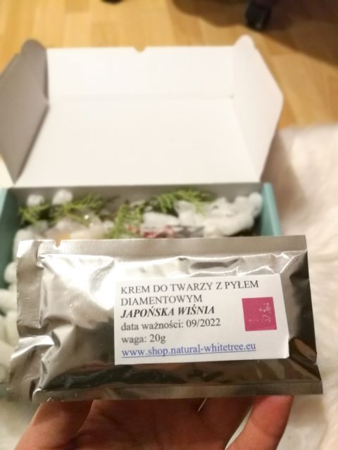 Natural Whitetree Cosmetics Krem do twarzy z pyłem diamentowym o zapachu Japońskiej Wiśni. 