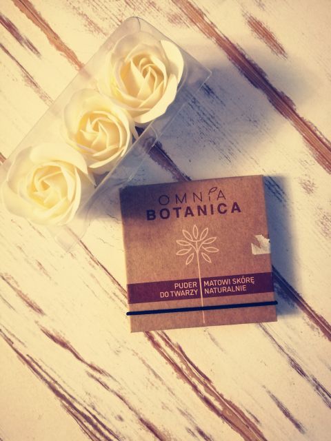 Omnia Botanica Puder do twarzy, matujący 02
