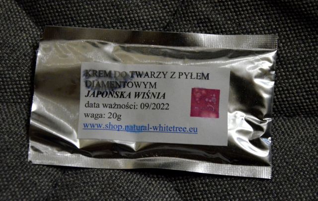 White tree Krem do twarzy z pyłem diamentowym, Japońska wiśnia