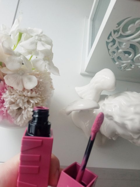Maybelline Super Stay, Vinyl Ink, Pomadka do ust w płynie, Winylowa, nr 20 Coy